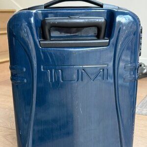 Tumi Carry on - international
